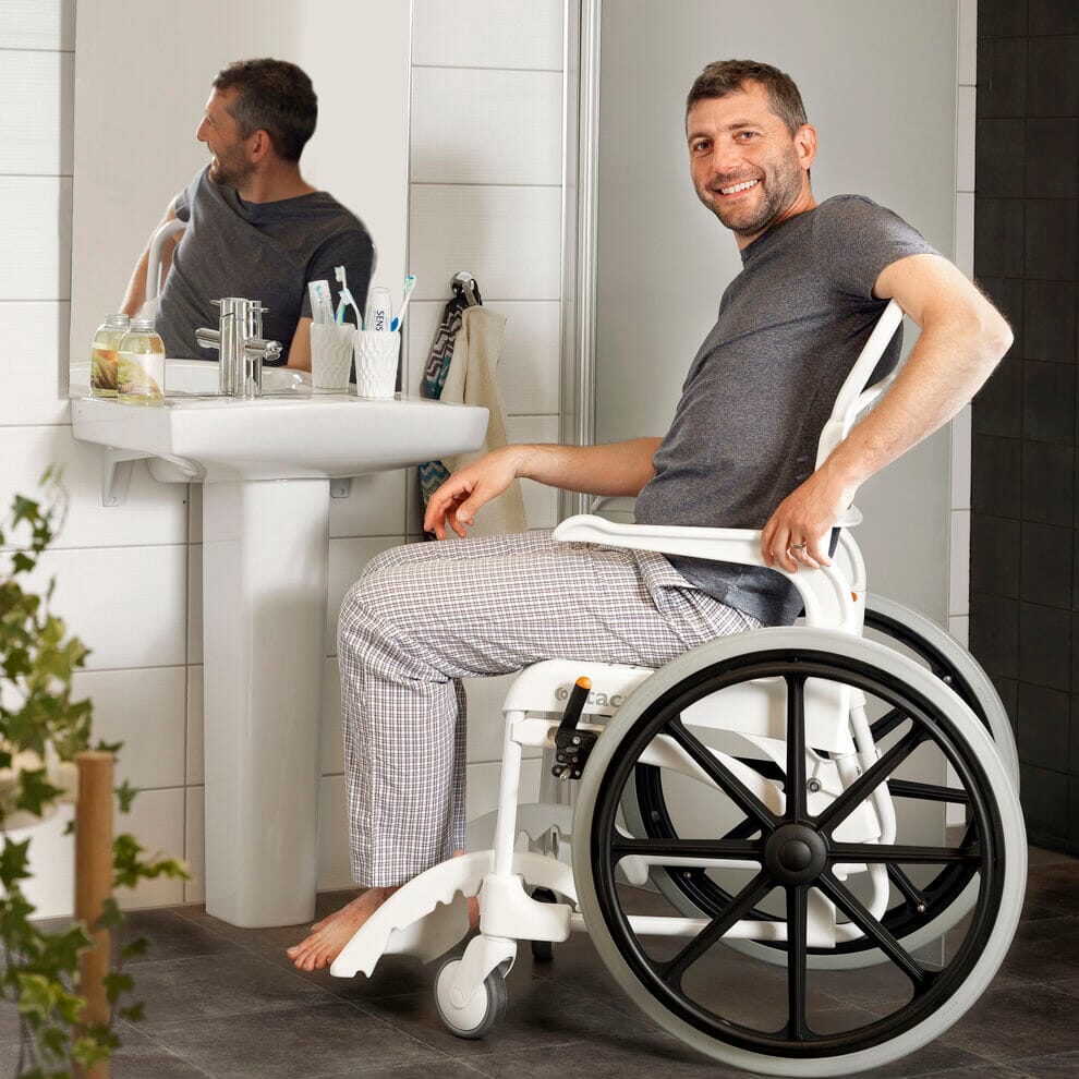 Chaise de douche autopropulsée Etac Clean