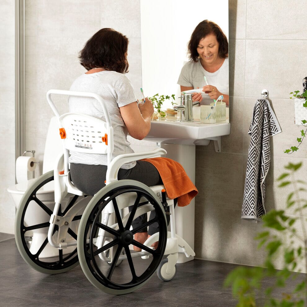 Chaise de douche autopropulsée Etac Clean