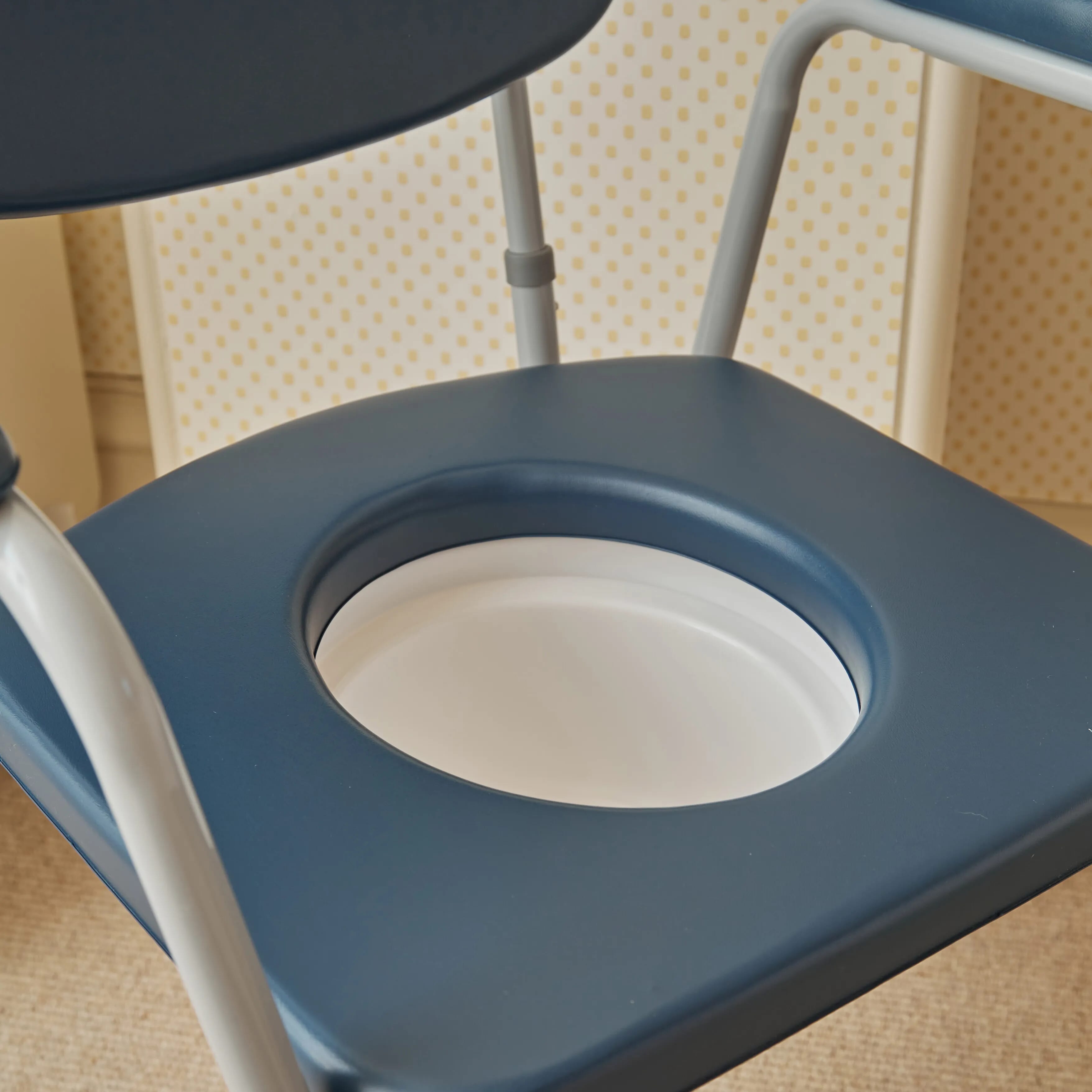 Chaise percée Comfy