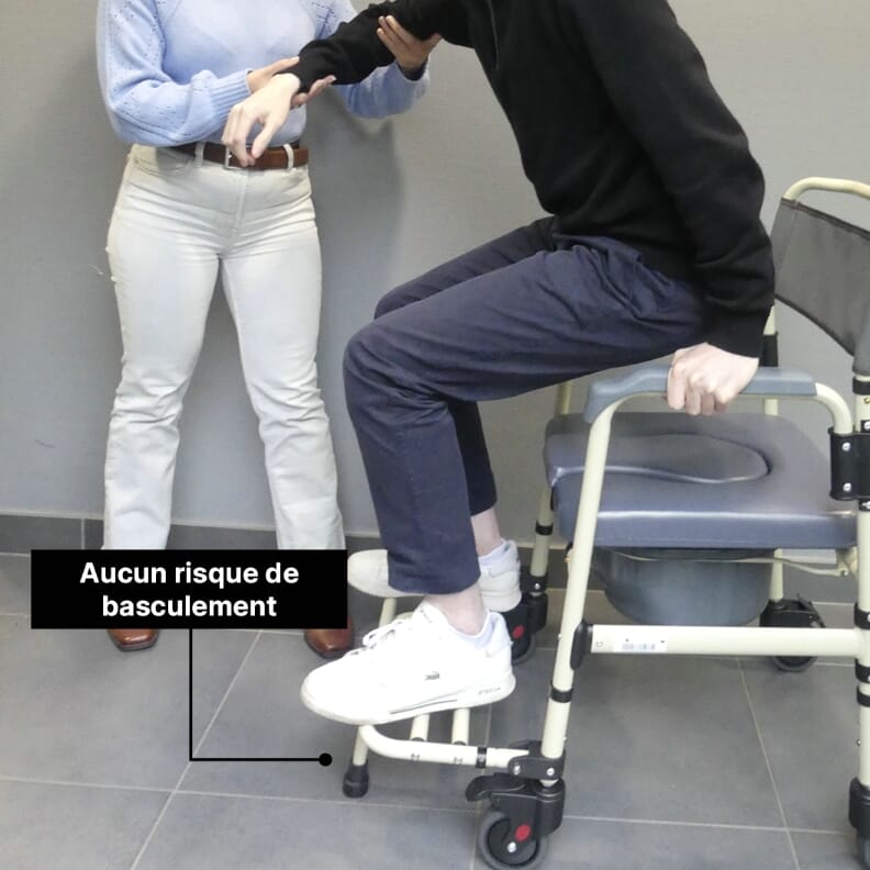 Chaise percée réglable avec roues