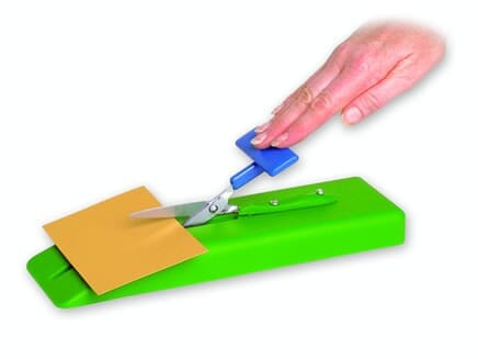 Ciseaux sur table plastique