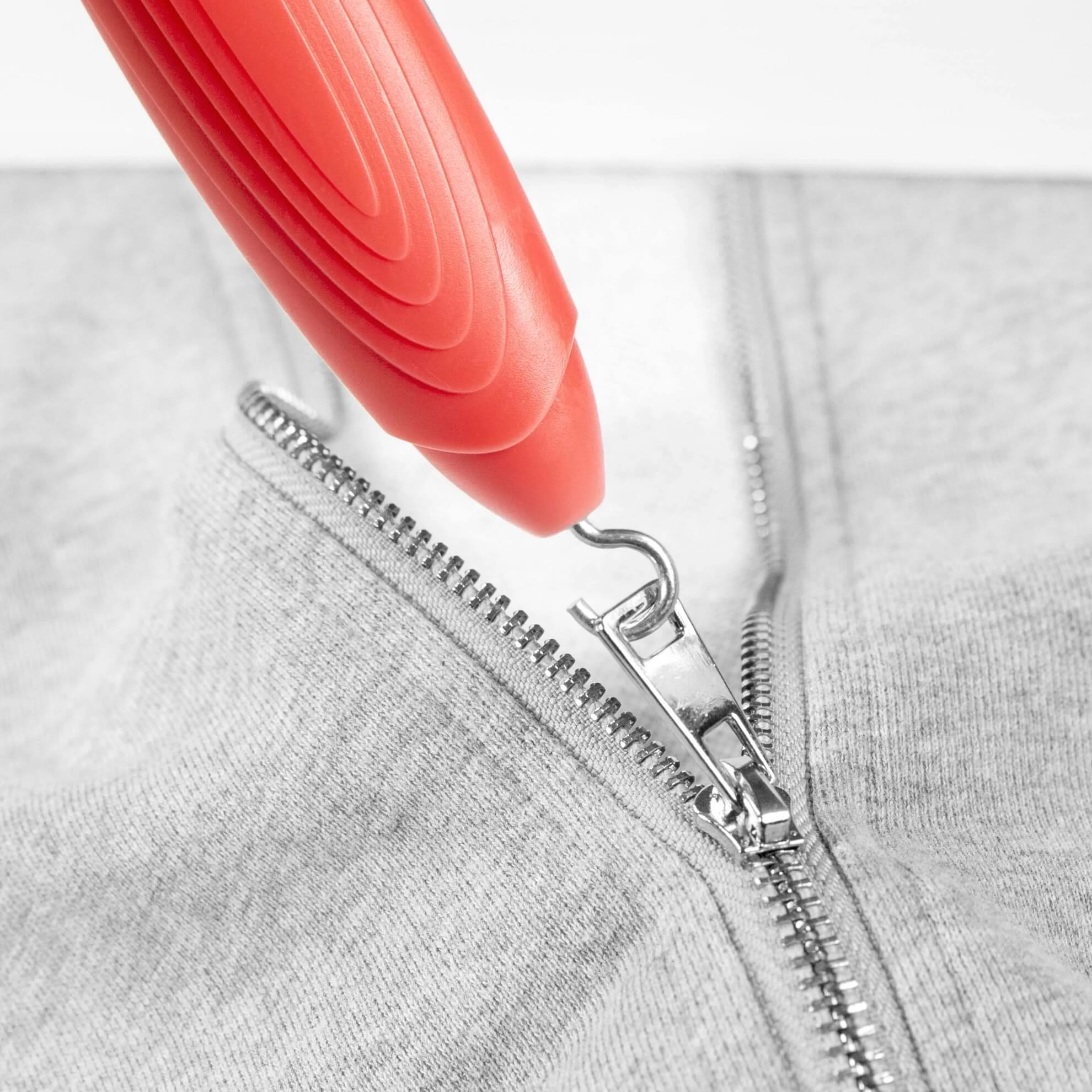 Enfile-bouton avec crochet pour fermeture éclair