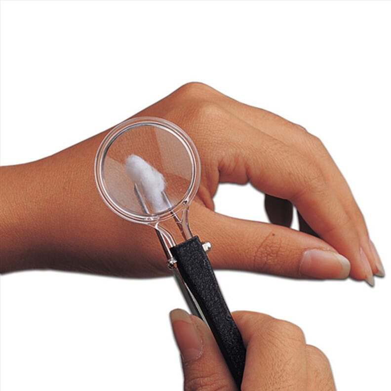 Pince avec loupe intégrée