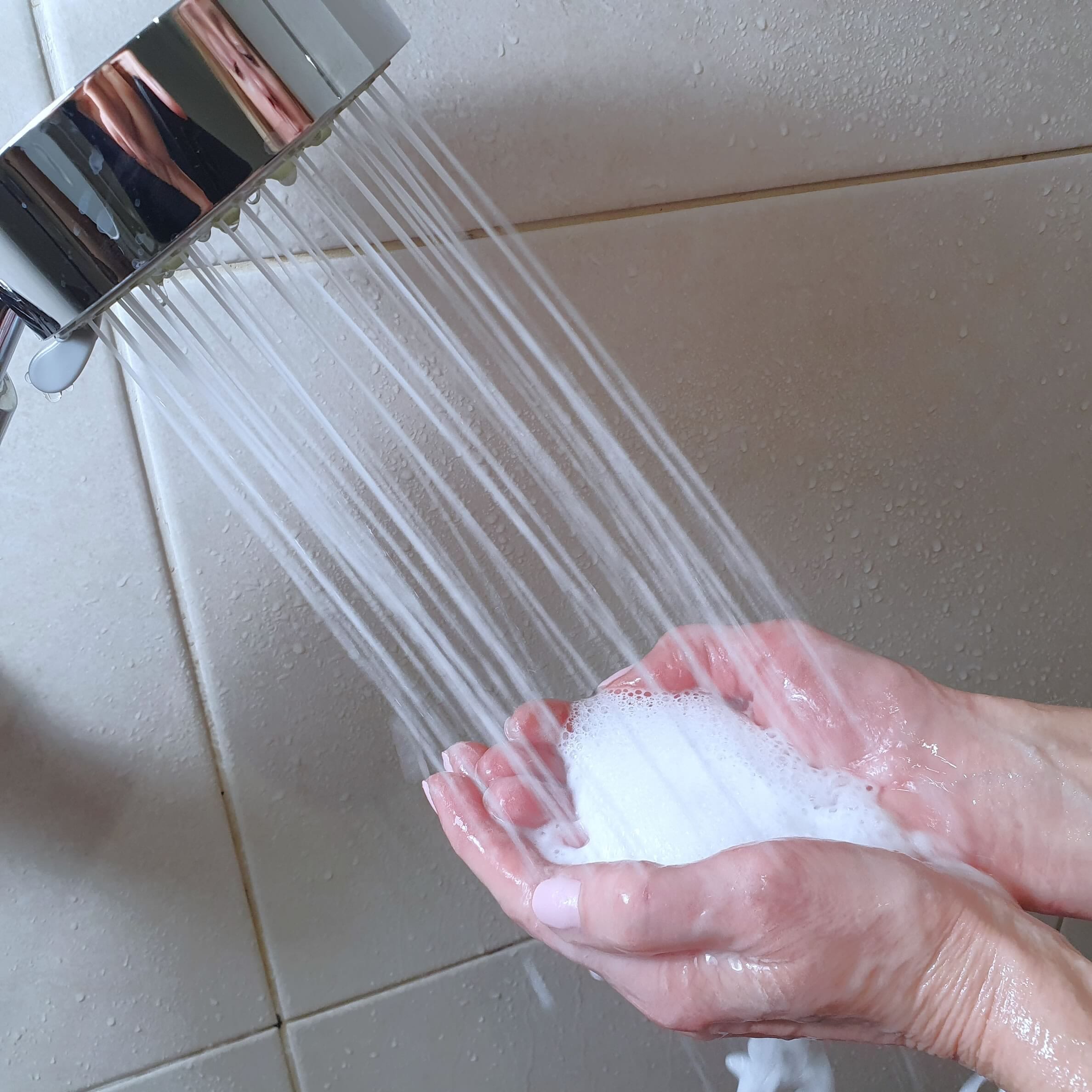 Pommeau de douche avec distributeur de savon intégré - ShowerSpaah