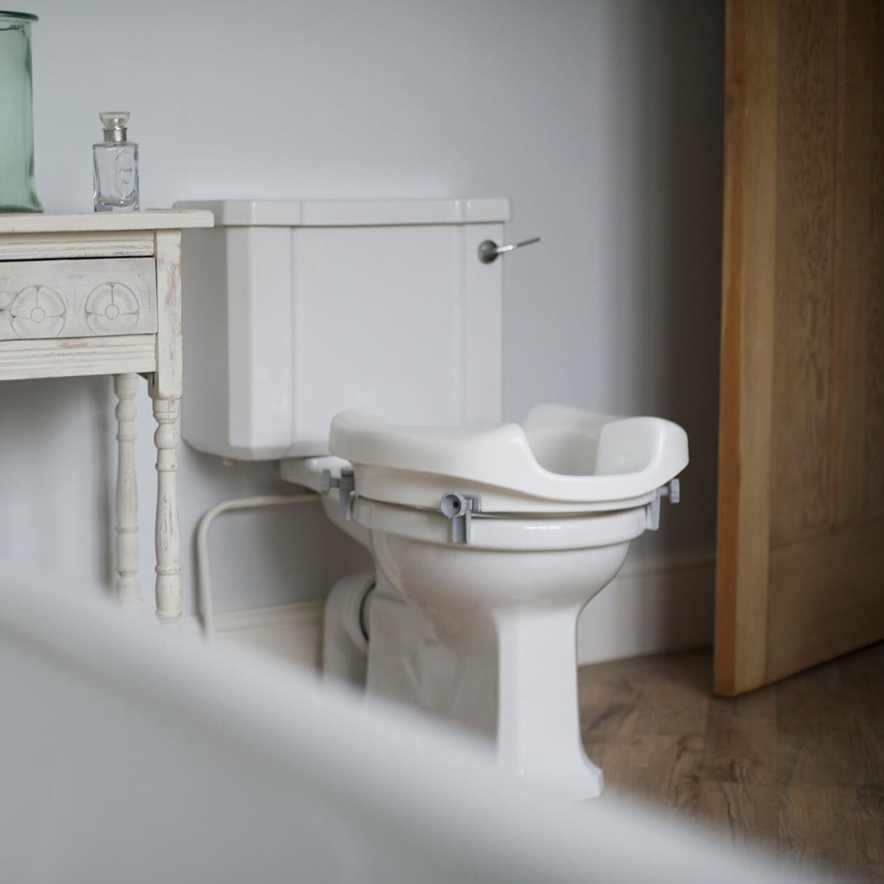 Rehausseur de toilettes Ashby à accès élargi