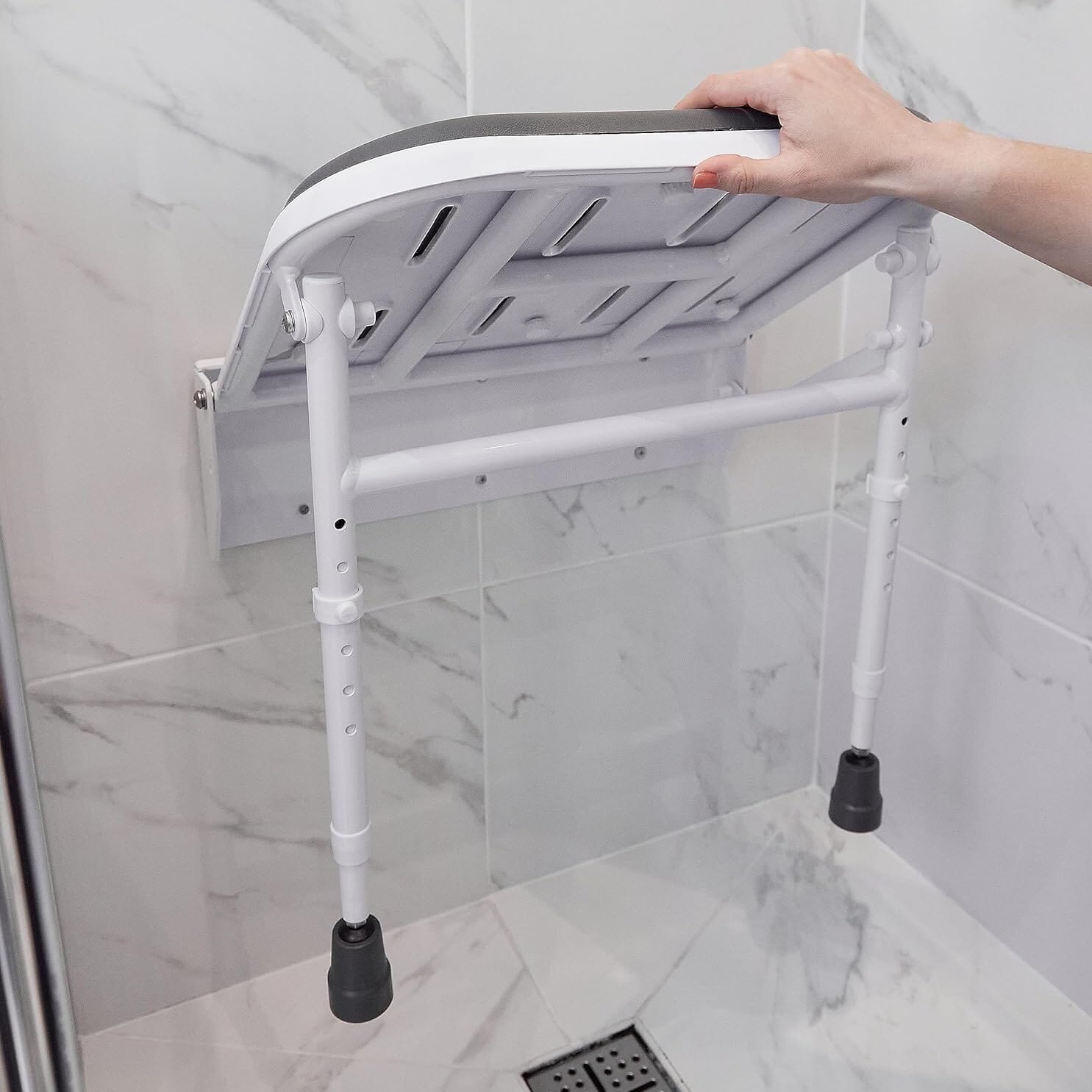 Siège de douche rabattable rembourré avec pieds