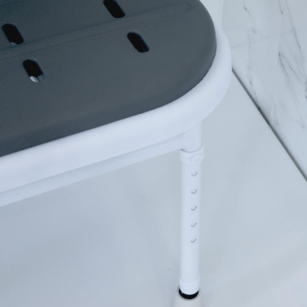 Siège de douche rabattable rembourré avec pieds, dossier et accoudoirs