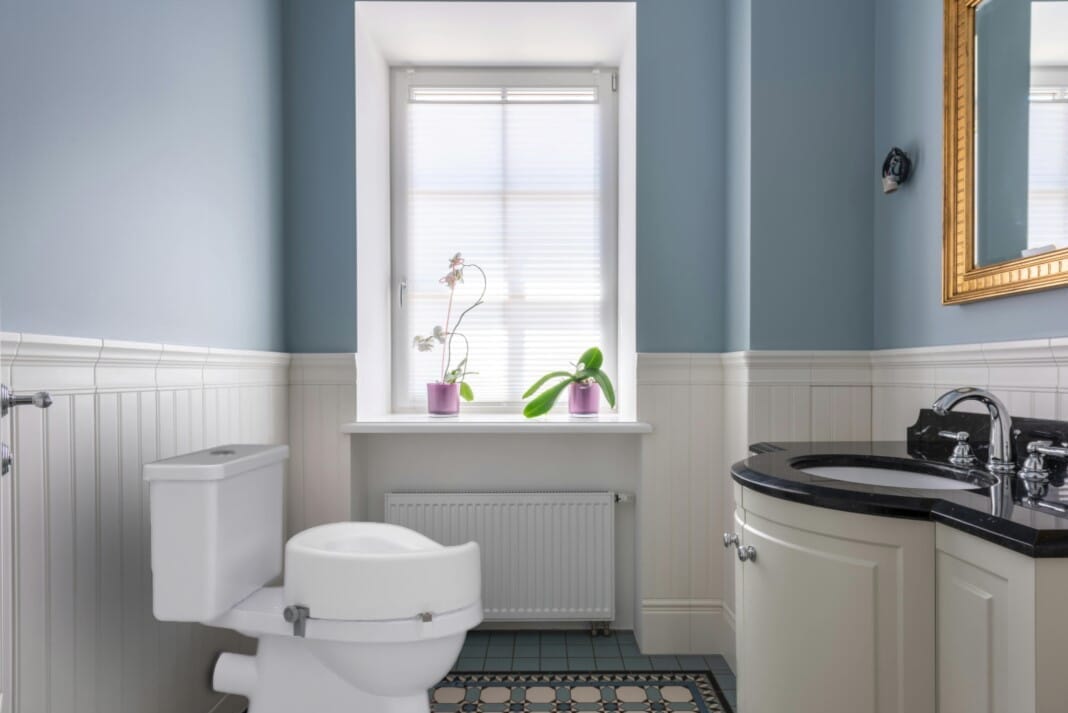 Siège de toilette surélevé incliné Ashby